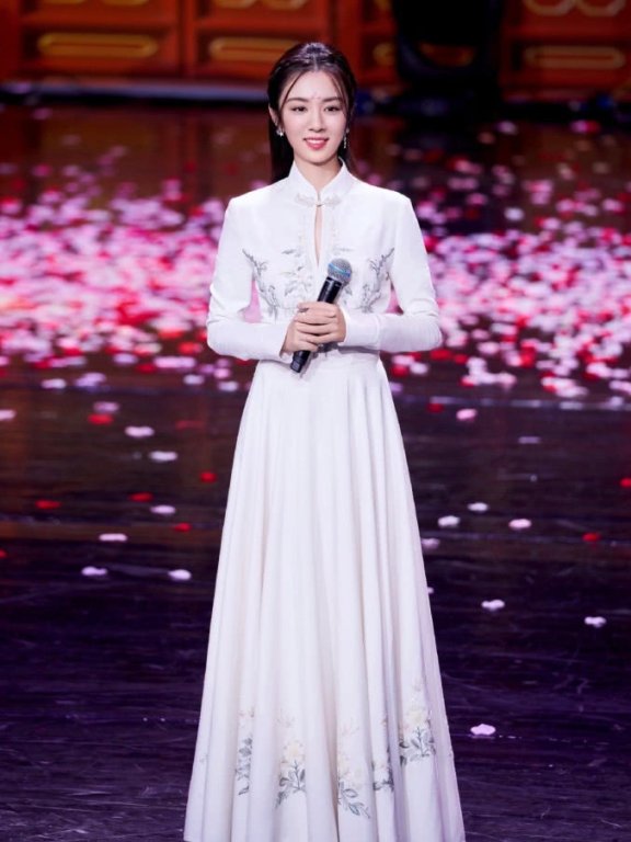 王晓晨变古风少女,台上秀天籁京韵唱腔,白裙红花钿造型让人着迷