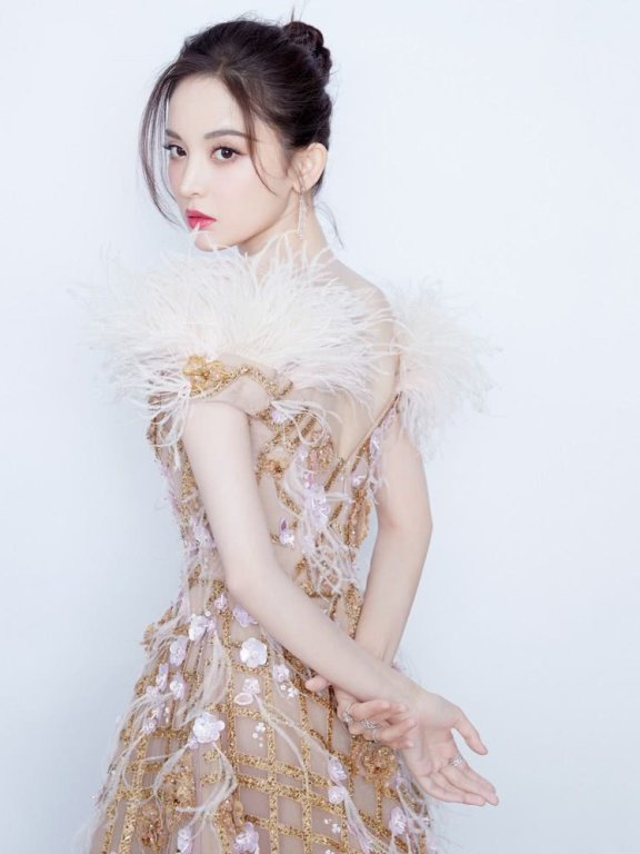 异域风情美女娜扎第一次穿金丝裙就搭出了凹凸感,一般人做不到