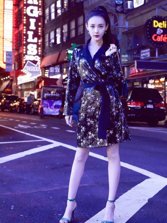 靓丽美女李一桐性感街拍图片