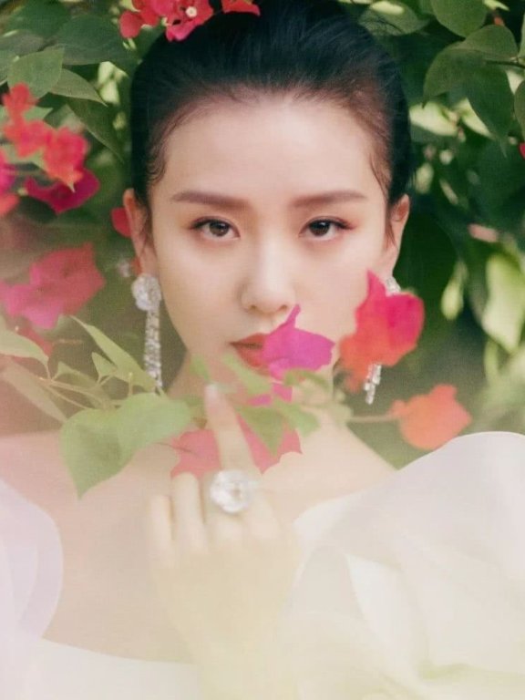 气质美女刘诗诗合影杀手又开始了，最新造型白色鱼尾裙明艳动人