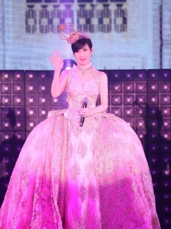 不老女神周慧敏穿银色短裙性感迷人,身材似少女