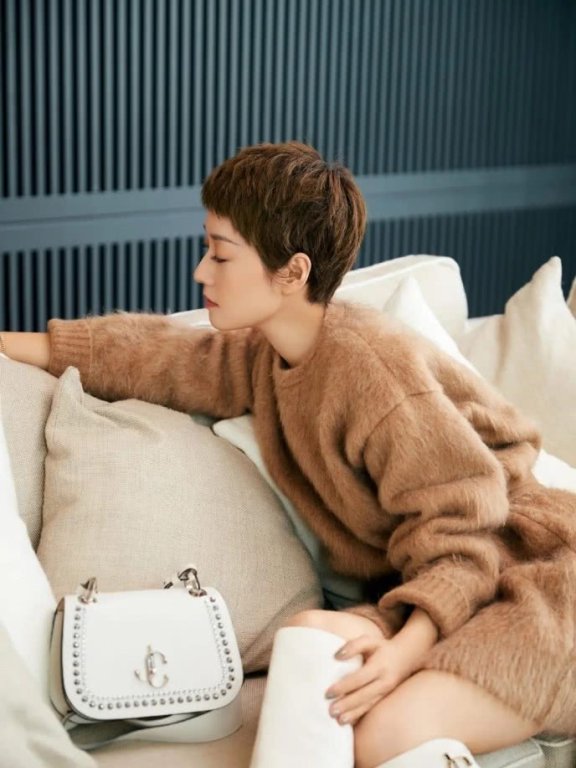 马伊琍毛衣配长靴细腿塞不满,状态回到小姑娘