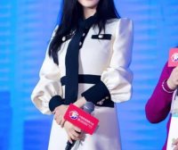 33岁杨幂跨国撞衫20岁周子瑜,年轻不是硬道理?腿长才是王道