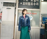 美女杨紫穿短款皮衣配绿色半身裙街拍,短发造型时尚洋气