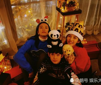 神仙姐妹同框友爱满屏！周雨彤宋祖儿一起过圣诞，笑靥如花太少女