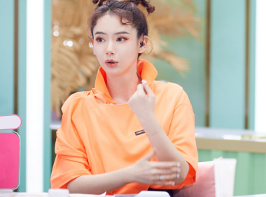 戚薇“圣诞麋鹿妆”火了,但是这款发型太挑人,一般人HOLD不住