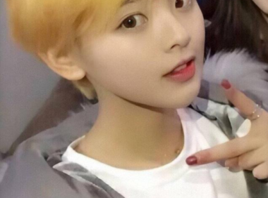 本以为杨超越只有长发好看，换上金色短发后，直接被帅到了