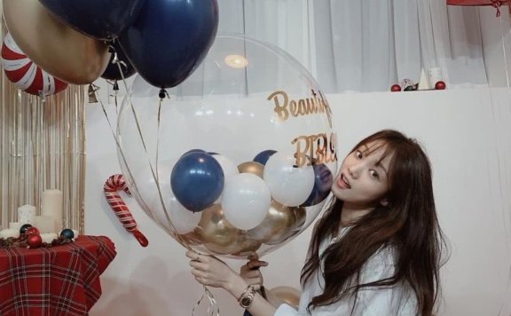 李圣经圣诞晒美照,“烂大街”白衬衫穿出女神感,腿长真的太优秀