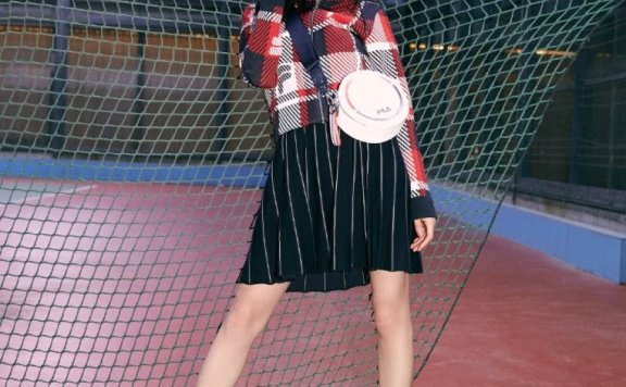 吴谨言穿外套配短裙，少女感十足