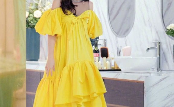 33岁张雨绮穿黄色长裙,冲击感十足