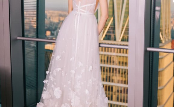 美女李兰迪穿白色花朵裙现身盛典,轻松凹出优雅气质!