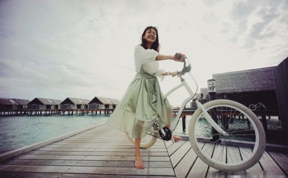陈意涵夫妇旅行秀恩爱,陈意涵穿仙女裙太少女,一点不像37岁