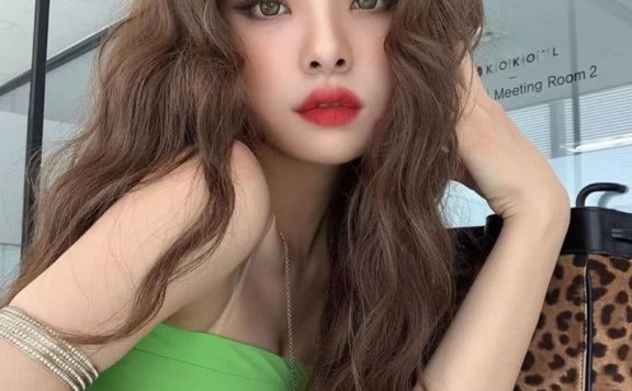 韩国美女朴敏英换蛋卷头后嫩了好几岁，这卷发真是什么脸型都能留