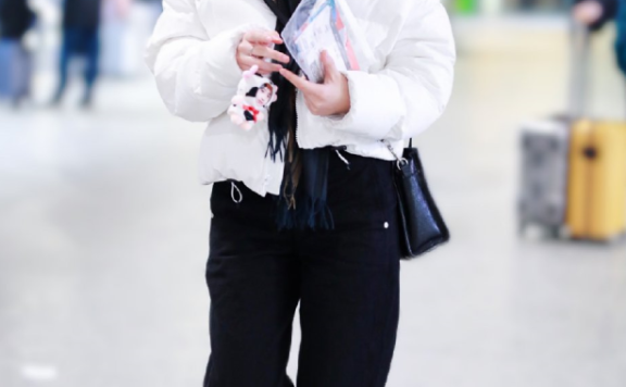 美女李庚希穿直筒裤和白色羽绒服走机场,既保暖又好看