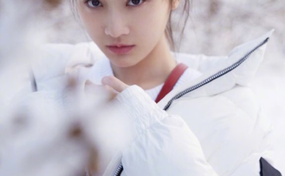 美女张慧雯丸子头发型清新可爱,捂脸甜笑,颜值身材太好看