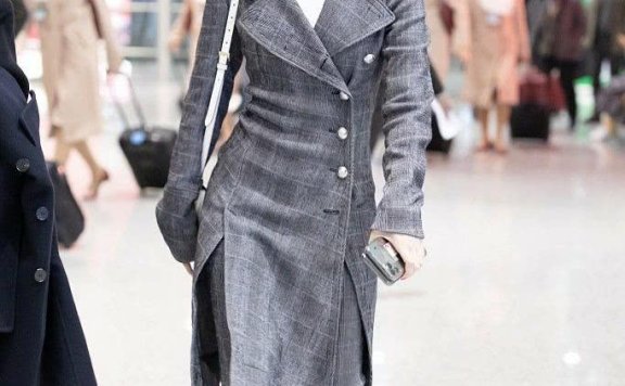 美女孟美岐变甜妹子,水貂绒毛衣配白色裤子,软萌形象惹人爱