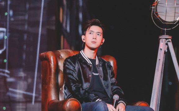 李现跨年首秀彩排,穿一身全黑造型倾情献唱,“韩商言”太温柔!