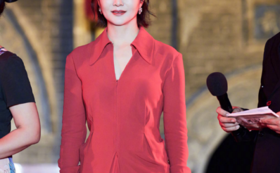 陶红扎半马尾辫搭配红色衬衫裙减龄时髦,气质真好