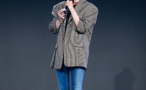 白百何气质不减,拼接格纹牛仔大衣配高马尾神情娇俏似少女
