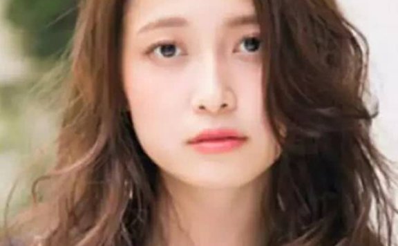 到底适合“扎头发”还是“披头发”主要看这四点，尤其是额头