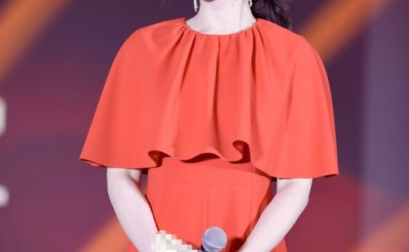 “长公主”李小冉出席活动,一袭大红色连体装,美得十分耀眼!