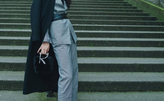 美女傅菁最新时尚造型，穿西装大衣配礼帽，吃棒棒糖都是大佬范