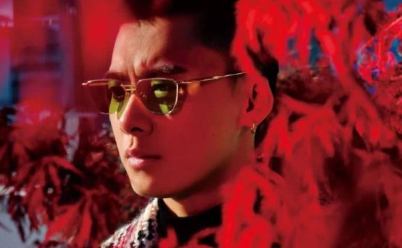 板寸头李易峰真有魅力,黑色西装搭配毛衣,时髦帅气又男人味十足