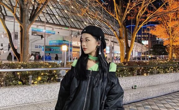 网红美女阿沁走出分手阴霾自称富婆，接黑色长发穿一字肩棉服，秒变暗黑少女