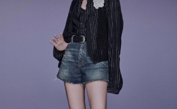 00后美女李庚希穿毛衣短裤戴宽檐帽,少年感十足