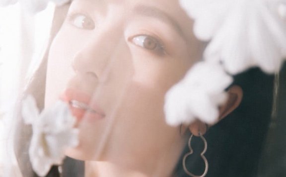 李兰迪穿白色花朵裙精致面容好一个仙女形象,尽显女神魅力