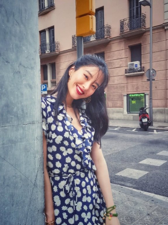 美女杨采钰一身蓝花短裙出镜,两个酒窝太美了,清新又时尚
