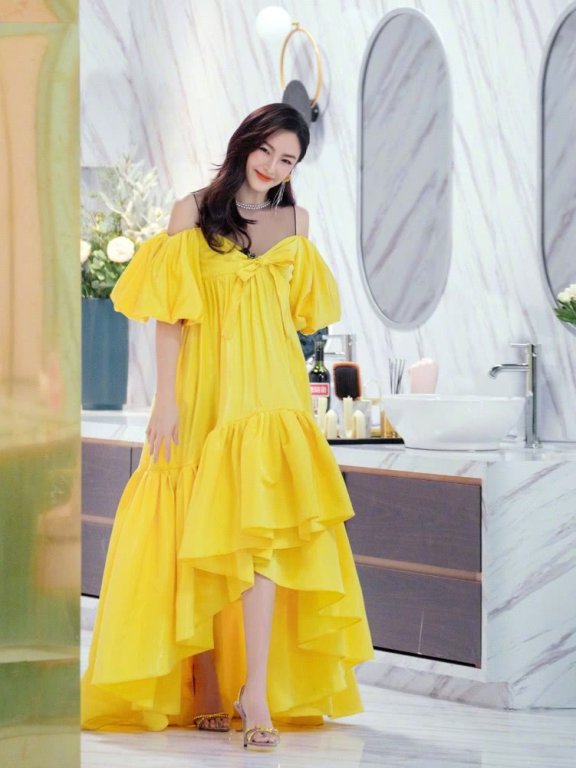 33岁张雨绮穿黄色长裙,冲击感十足