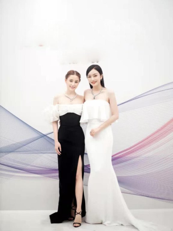赌王女儿何超莲露肩高开叉连衣裙,名媛范不输秦岚