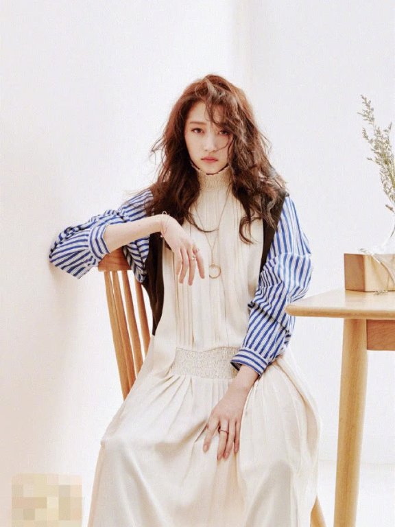 关晓彤改走成熟路线?凌乱感头发飘逸慵懒,全程无笑脸