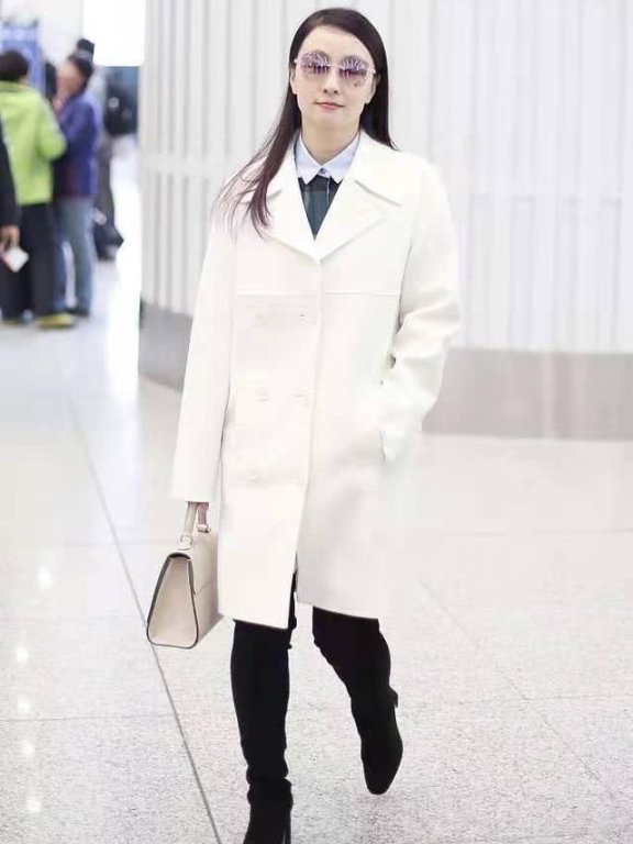 50岁女人要记住,毛呢外套回避大妈穿法,用绳子这样扣洋气还显瘦