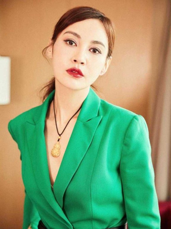 39岁杨雪穿绿色西服LOOK套装搭配马尾辫,高级大气