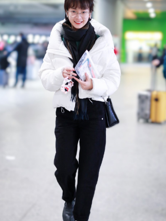 美女李庚希穿直筒裤和白色羽绒服走机场,既保暖又好看