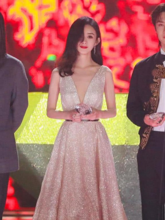 大花和小花们站一起,热巴杨幂同穿礼服,却让赵丽颖的刘海抢了镜头