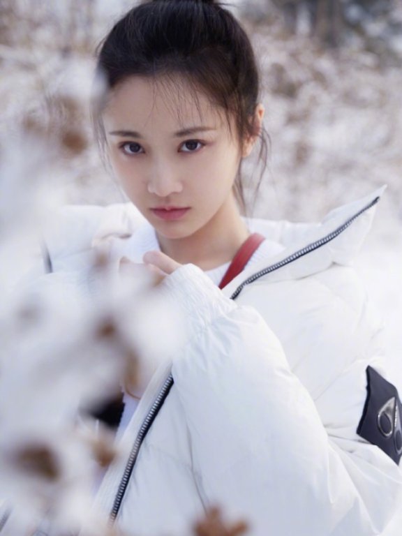 美女张慧雯丸子头发型清新可爱,捂脸甜笑,颜值身材太好看