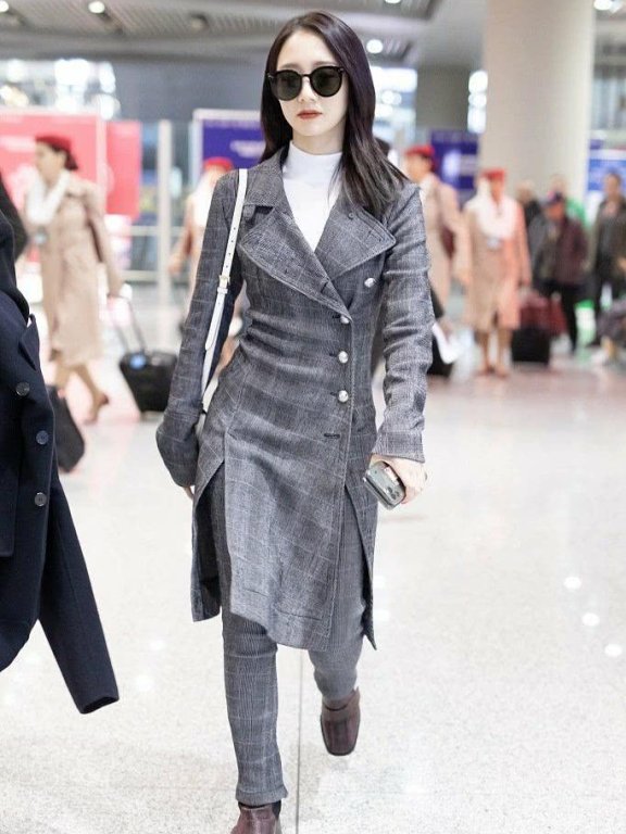 美女孟美岐变甜妹子,水貂绒毛衣配白色裤子,软萌形象惹人爱