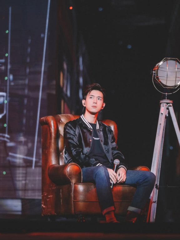 李现跨年首秀彩排，穿一身全黑造型倾情献唱，“韩商言”太温柔！