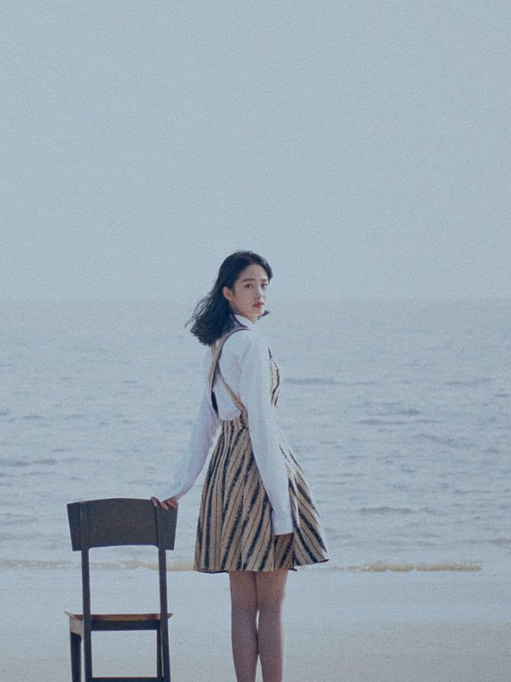 美女杨采钰白衬衫条纹背带裙亮相,气质干净纯粹