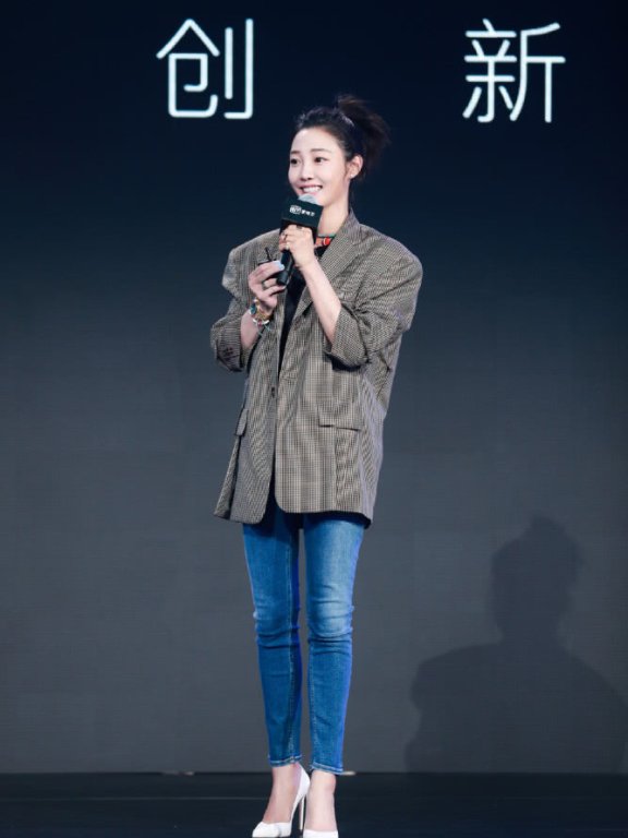 白百何气质不减,拼接格纹牛仔大衣配高马尾神情娇俏似少女