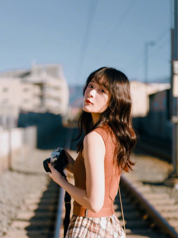 小美女徐娇身穿棕色格纹长裙亮相，女神范十足