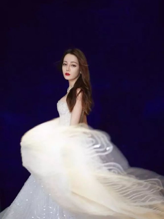 星光大赏女星造型解析,热巴纱裙大秀身材,赵丽颖V领彰显女人味