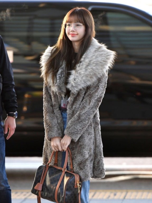 LISA现身机场，穿毛绒大衣太吸睛，不愧是“泰国甜豆”！