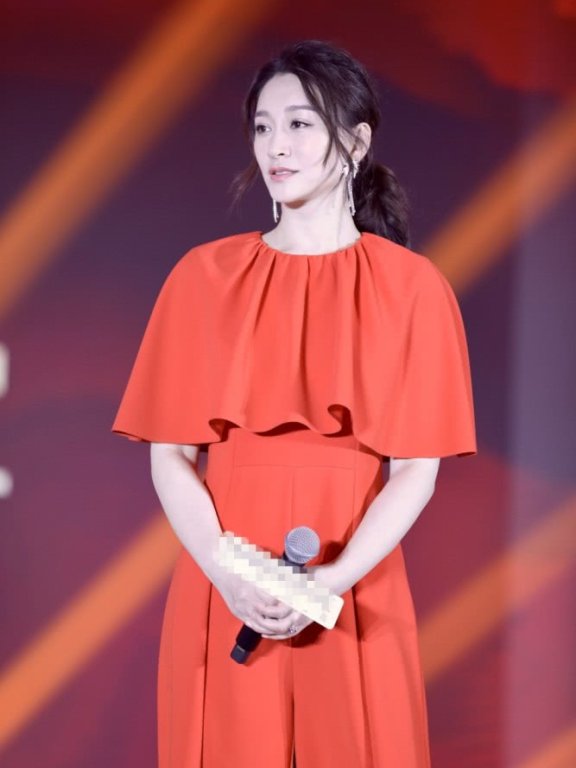 “长公主”李小冉出席活动,一袭大红色连体装,美得十分耀眼!