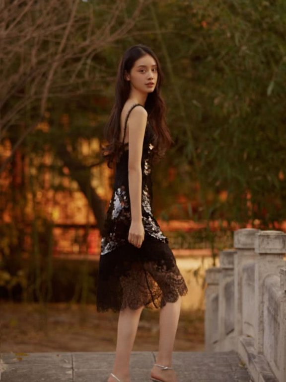 美女孙伊涵穿亮片裙秀美背,笑起来酒窝太可爱