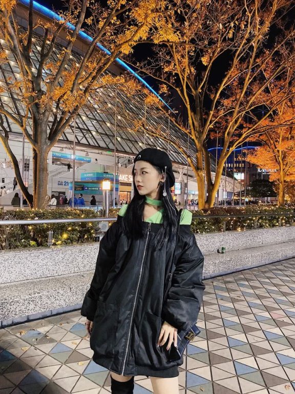 网红美女阿沁走出分手阴霾自称富婆，接黑色长发穿一字肩棉服，秒变暗黑少女