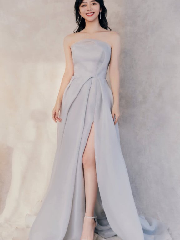 美女谭松韵穿水雾蓝抹胸开叉裙,淡雅又有少女感